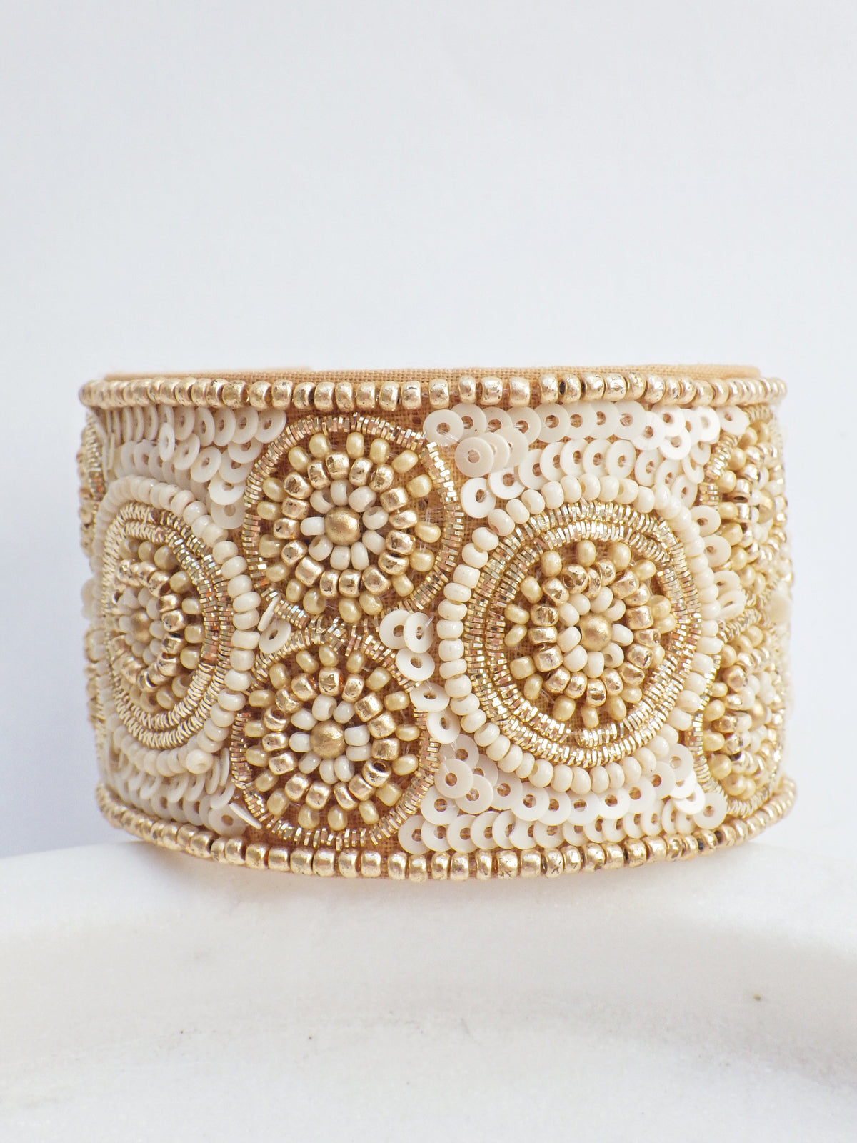 SALE / Armreif - Hellbeige goldene Kreise #22