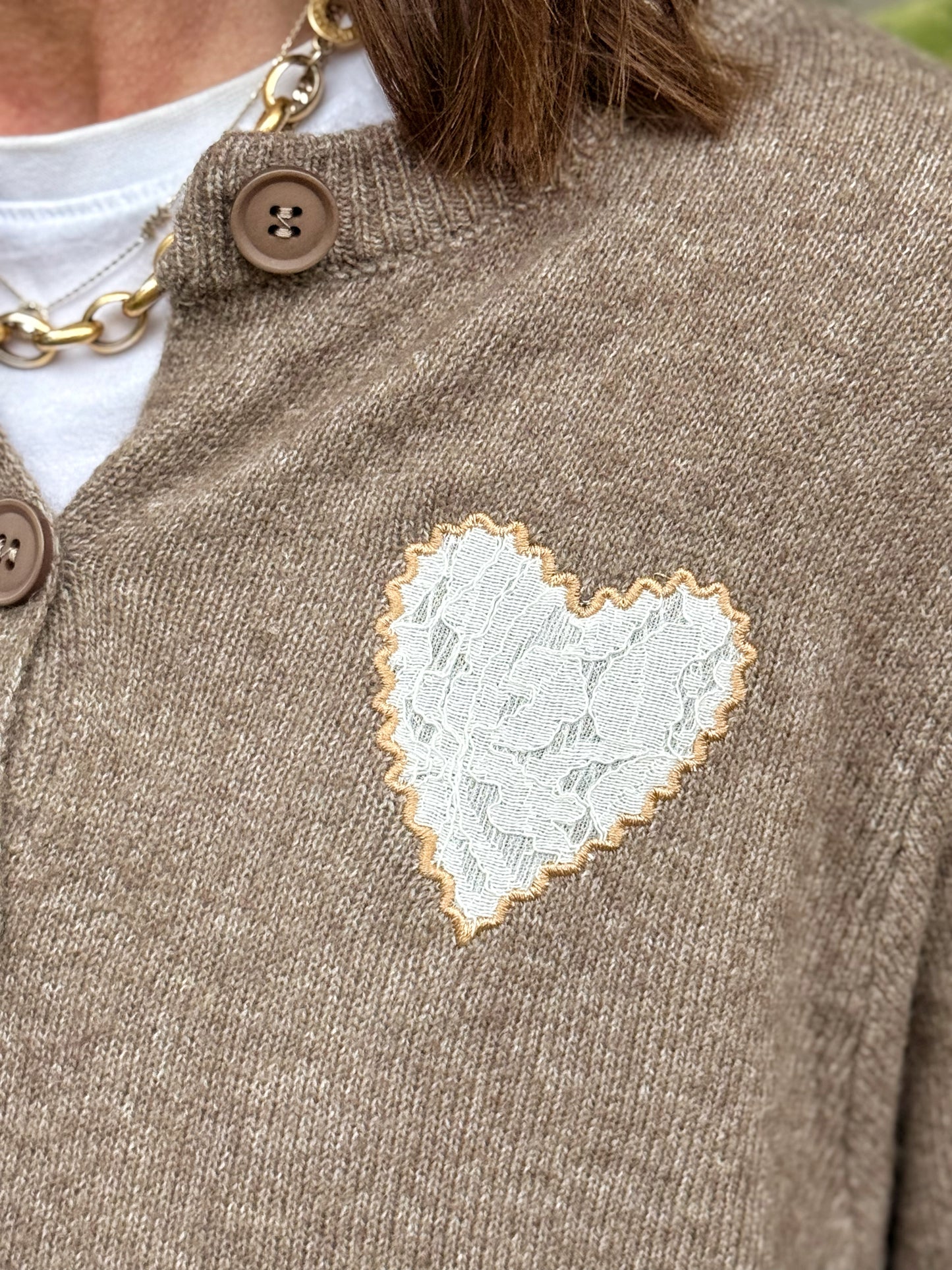 Kuschelstrickjacke mit Herz - Haselnussbraun
