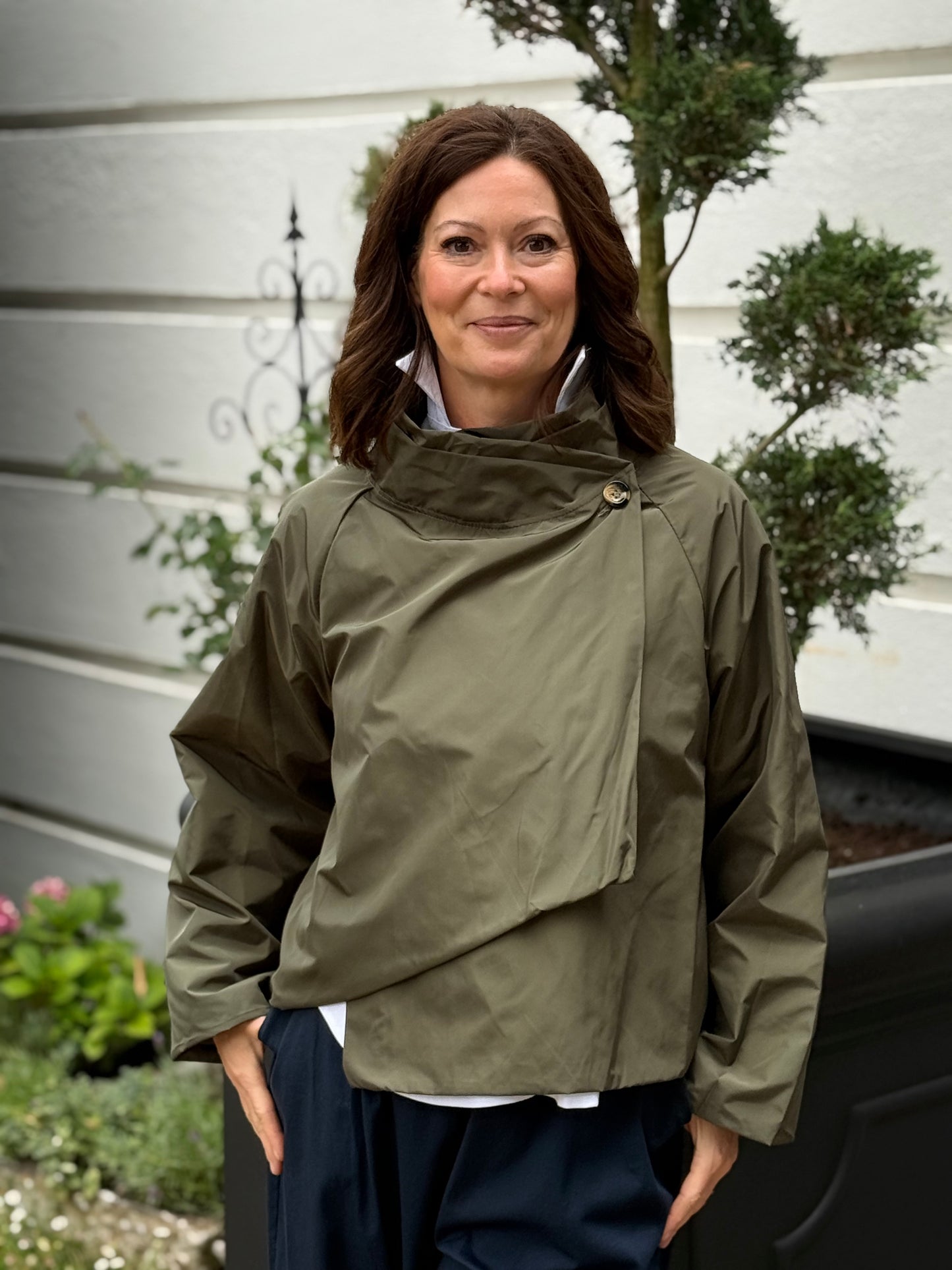 Leichte Jacke mit überkreuzten Stehkragen - Khaki