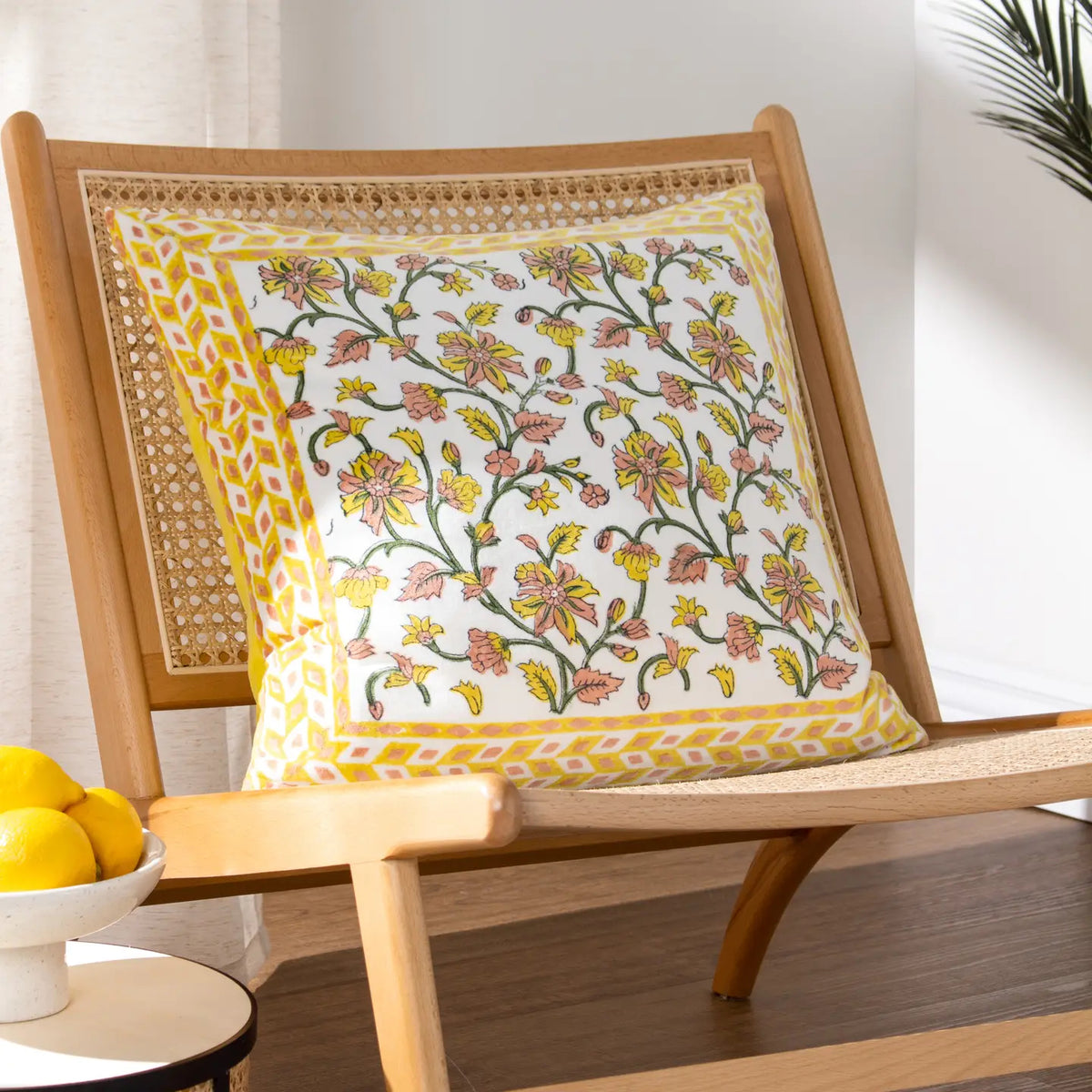 SALE - Kissenhülle - Gelbes Samtkissen mit indischem Design