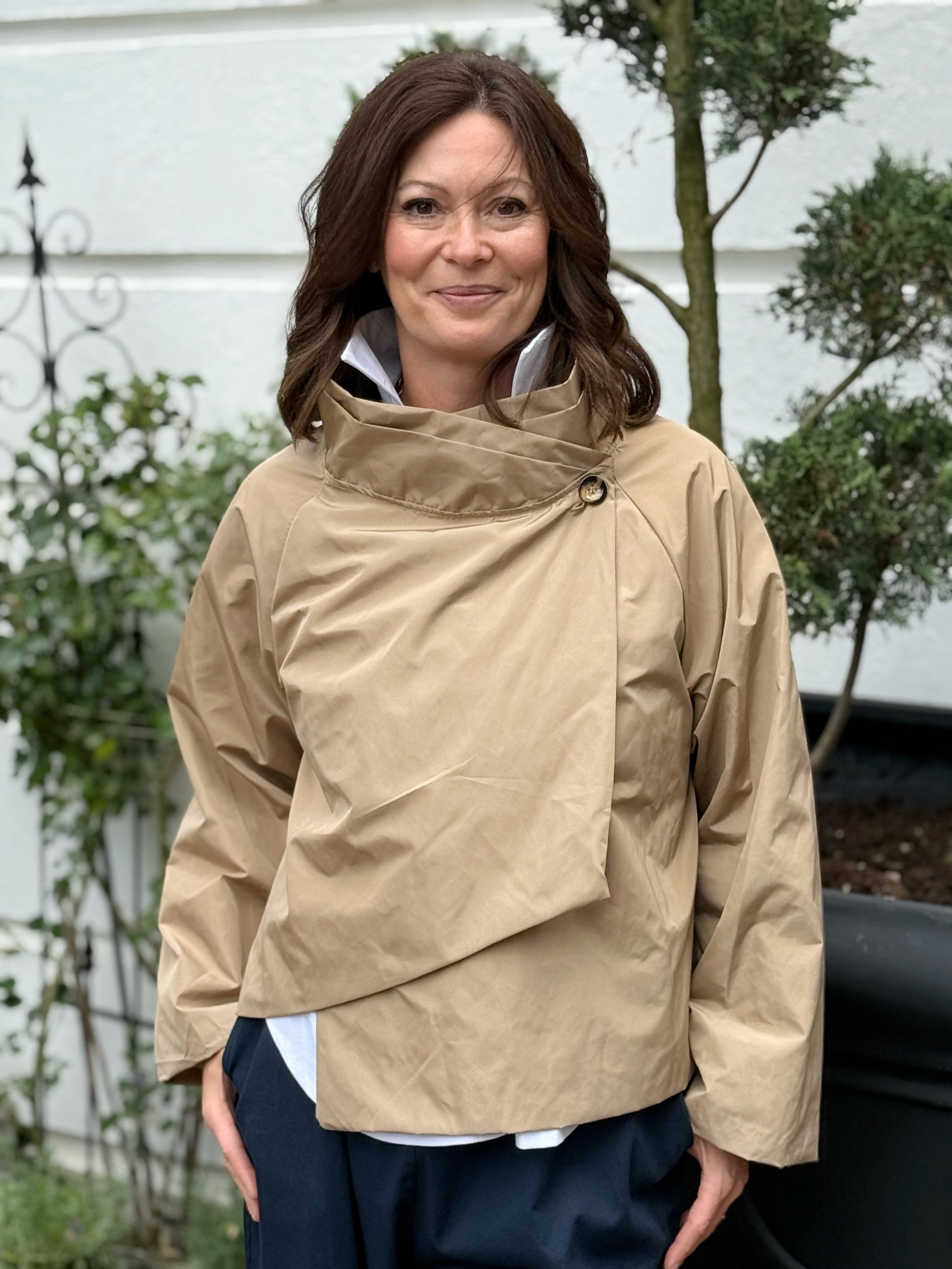 Leichte Jacke mit überkreuzten Stehkragen - Beige/Grün