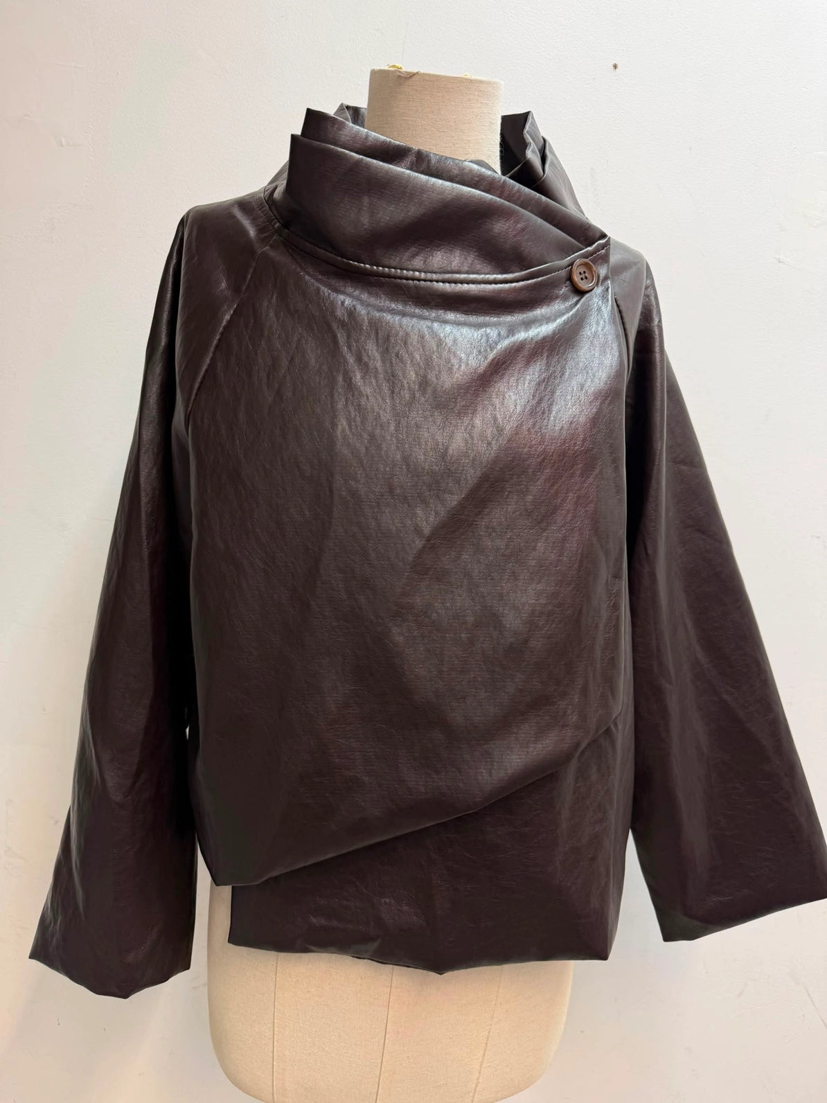 Leichte Jacke mit überkreuzten Stehkragen - Veganes Leder