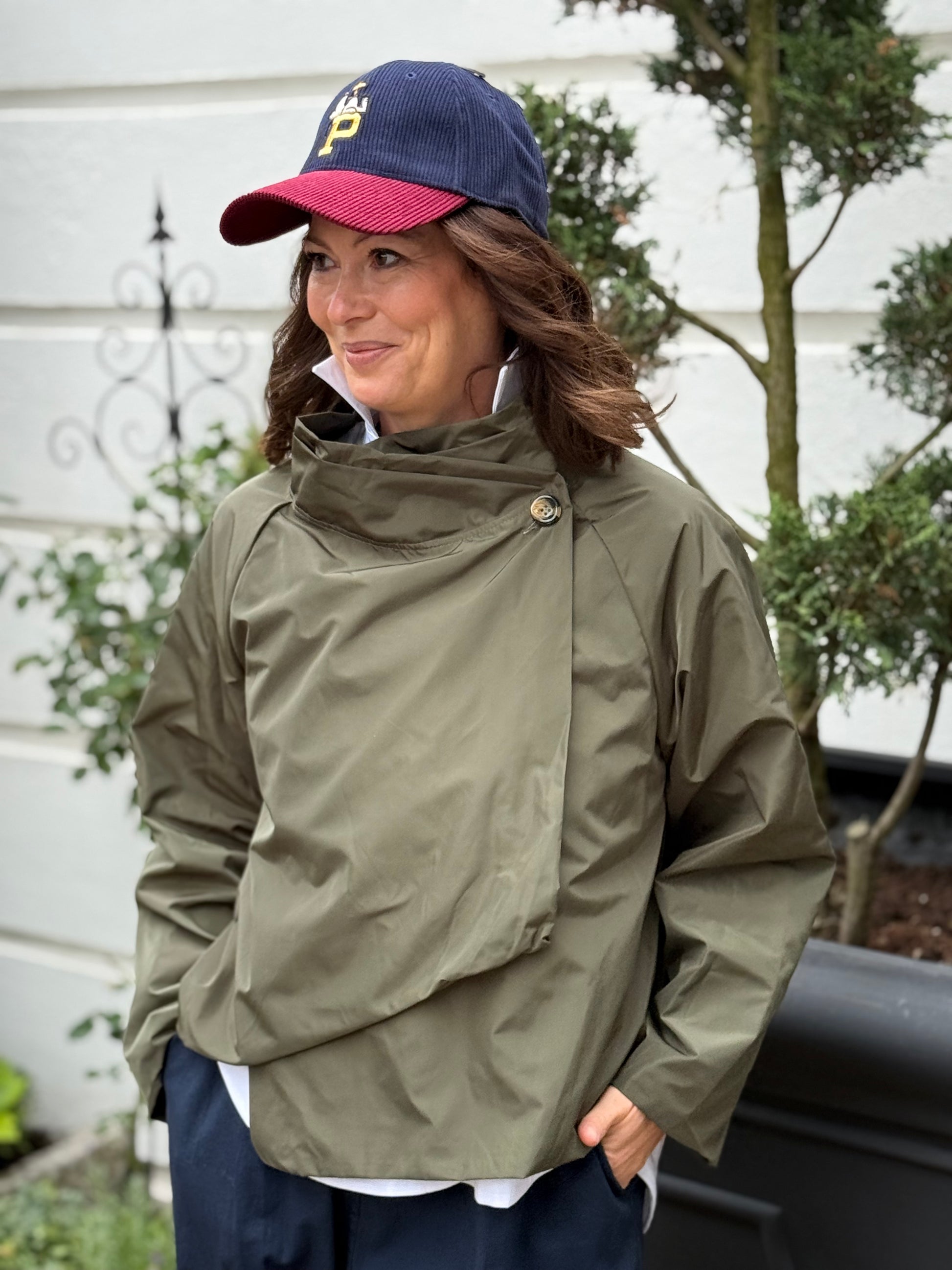 Leichte Jacke mit überkreuzten Stehkragen - Khaki