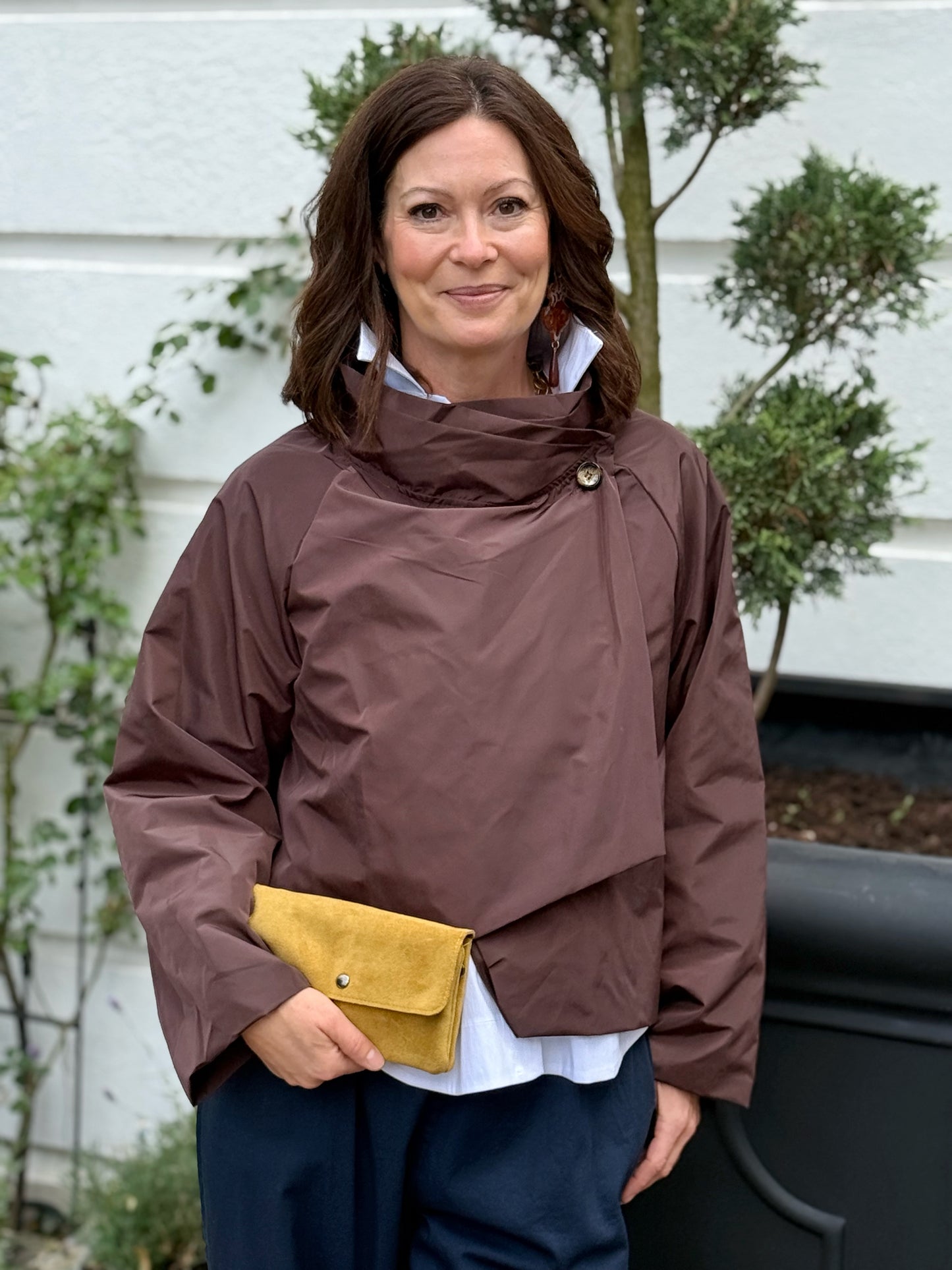 Leichte Jacke mit überkreuzten Stehkragen - Braun