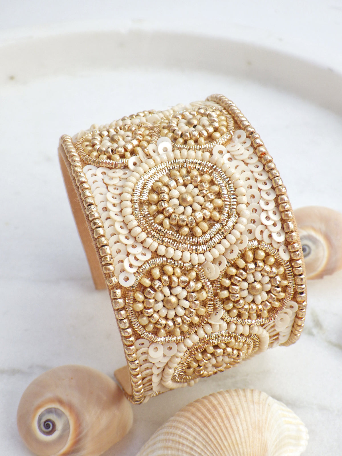 SALE / Armreif - Hellbeige goldene Kreise #22