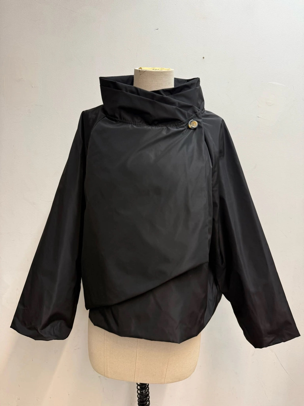 Leichte Jacke mit überkreuzten Stehkragen - Schwarz