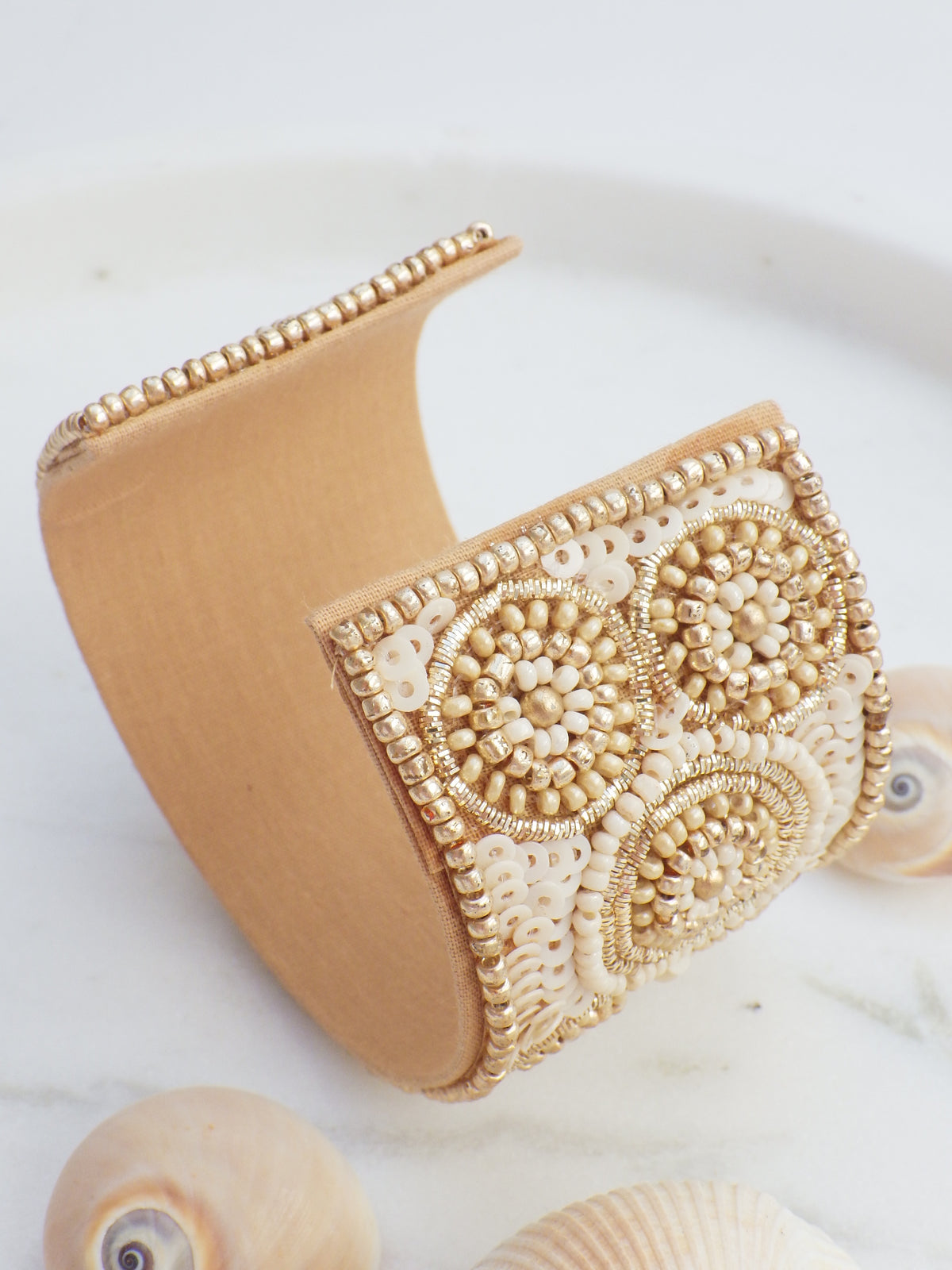 SALE / Armreif - Hellbeige goldene Kreise #22