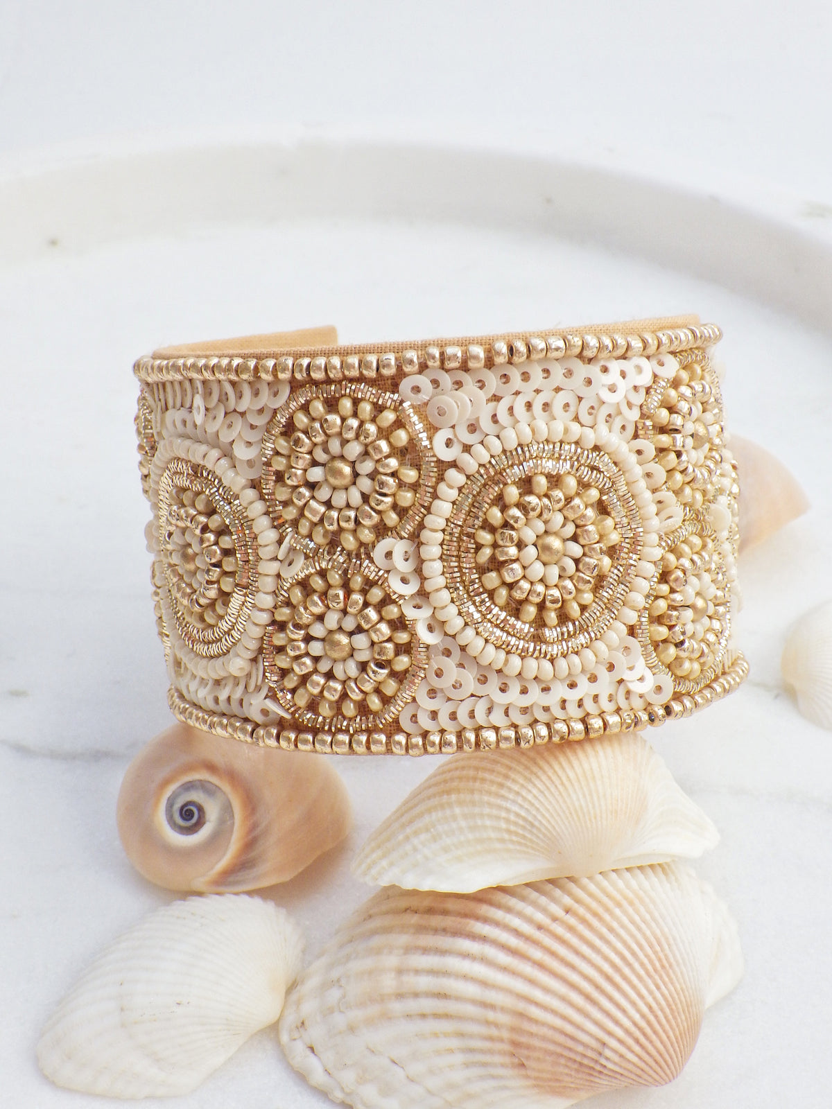 SALE / Armreif - Hellbeige goldene Kreise #22