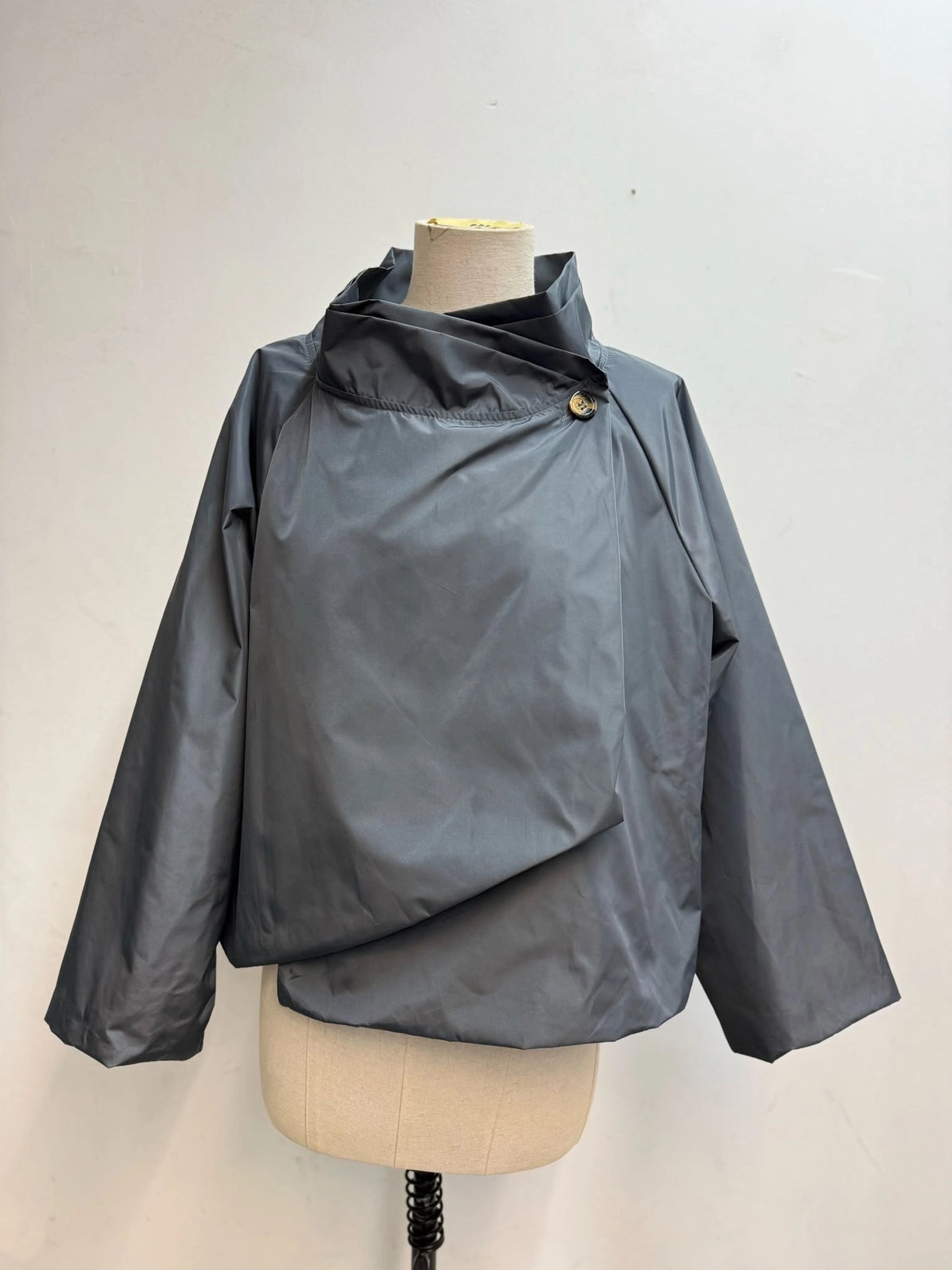 Leichte Jacke mit überkreuzten Stehkragen - Grau